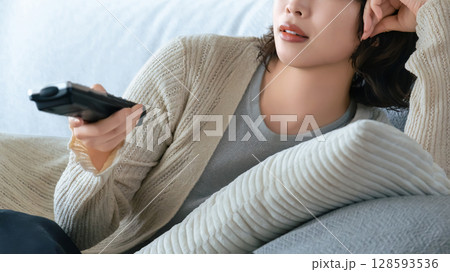 ソファでテレビを見る女性 128593536