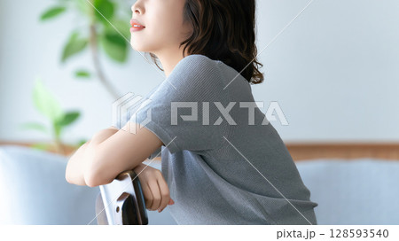 椅子に座って窓の外を見る女性 椅子に座って窓の外を見る女性 128593540
