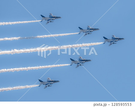 青空に舞うブルーインパルス 青空に舞うブルーインパルス 128593553