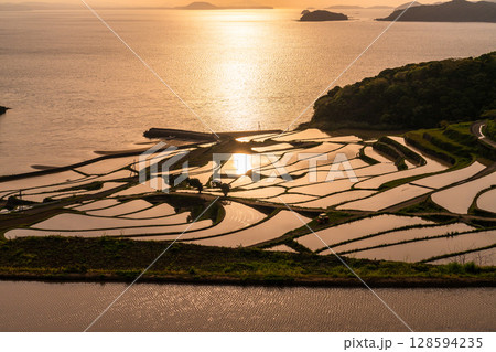 《長崎県》夕暮れの土谷棚田・日本の原風景 128594235