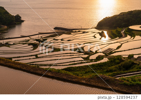《長崎県》夕暮れの土谷棚田・日本の原風景 128594237