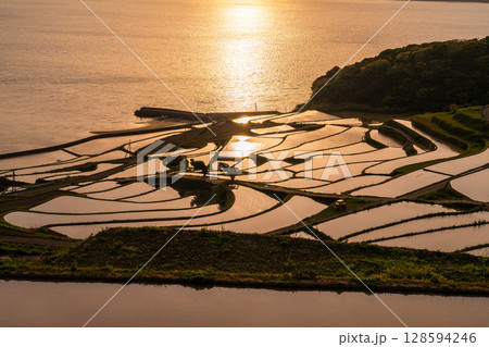 《長崎県》夕暮れの土谷棚田・日本の原風景 128594246