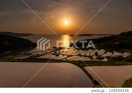 《長崎県》夕暮れの土谷棚田・日本の原風景 128594248
