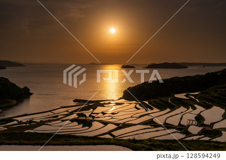 《長崎県》夕暮れの土谷棚田・日本の原風景 128594249