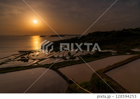《長崎県》夕暮れの土谷棚田・日本の原風景 128594253
