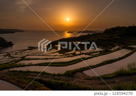 《長崎県》夕暮れの土谷棚田・日本の原風景 《長崎県》夕暮れの土谷棚田・日本の原風景 128594270