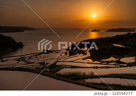 《長崎県》夕暮れの土谷棚田・日本の原風景 128594277