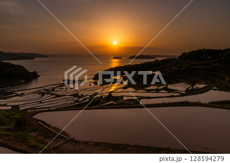 《長崎県》夕暮れの土谷棚田・日本の原風景 128594279