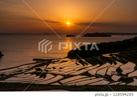 《長崎県》夕暮れの土谷棚田・日本の原風景 《長崎県》夕暮れの土谷棚田・日本の原風景 128594285