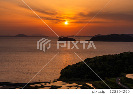 《長崎県》夕暮れの土谷棚田・日本の原風景 128594290