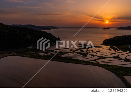 《長崎県》夕暮れの土谷棚田・日本の原風景 128594292