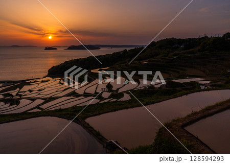 《長崎県》夕暮れの土谷棚田・日本の原風景 128594293