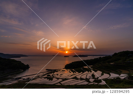 《長崎県》夕暮れの土谷棚田・日本の原風景 128594295
