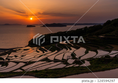 《長崎県》夕暮れの土谷棚田・日本の原風景 128594297