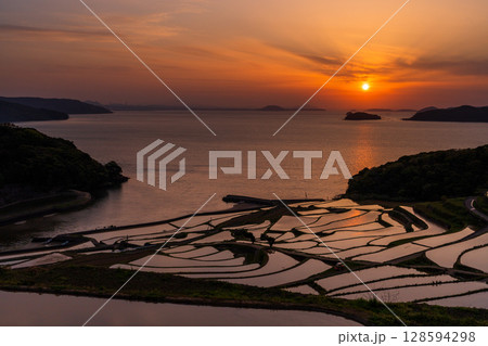 《長崎県》夕暮れの土谷棚田・日本の原風景 128594298