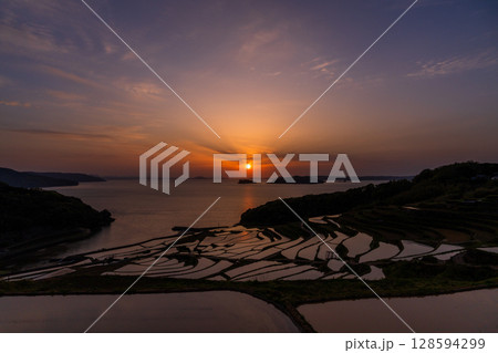 《長崎県》夕暮れの土谷棚田・日本の原風景 128594299