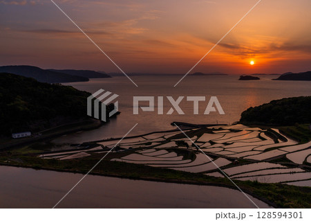 《長崎県》夕暮れの土谷棚田・日本の原風景 128594301