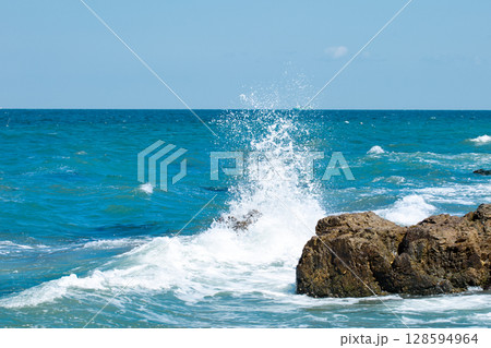 岩礁と波しぶき 128594964