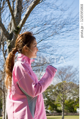 紅梅と女性モデル 紅梅と女性モデル 128595868