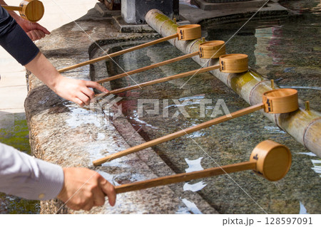 神社　手水　柄杓 128597091