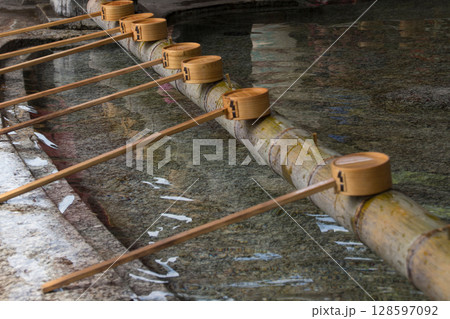 神社 手水 柄杓 神社 手水 柄杓 128597092