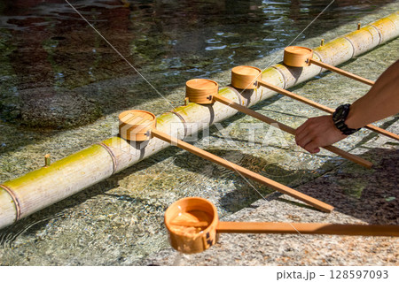 神社　手水　柄杓 128597093