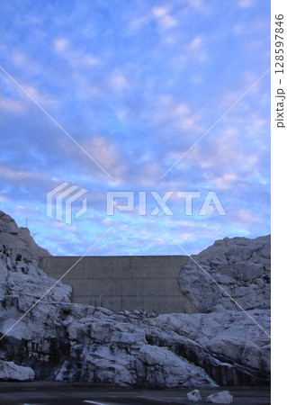 和歌山県の白亜の断崖　白崎海洋公園 128597846