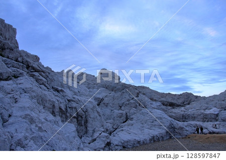 和歌山県の白亜の断崖　白崎海洋公園 128597847