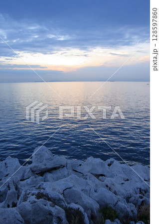 和歌山県の白亜の断崖　白崎海洋公園 128597860