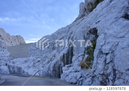 和歌山県の白亜の断崖　白崎海洋公園 128597878