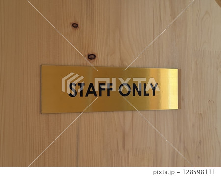 the sign on the door is for staff only in English. High quality photo the sign on the door is for staff only in English. High quality photo 128598111