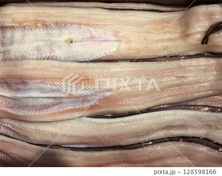 新鮮な魚屋に並ぶの穴子 128598166
