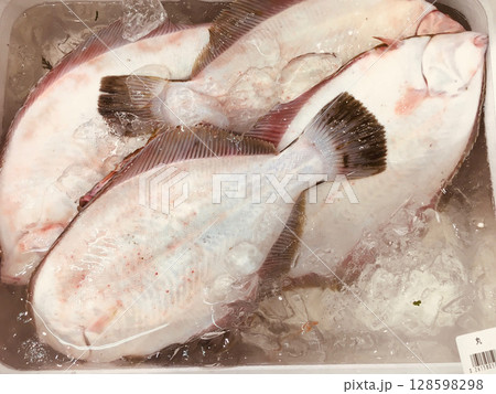 新鮮なカレイとヒラメが並ぶ魚屋 新鮮なカレイとヒラメが並ぶ魚屋 128598298