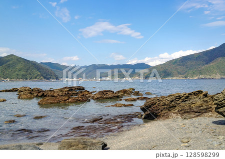 屋形島より蒲江の海岸を望む 屋形島より蒲江の海岸を望む 128598299