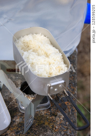 滋賀県琵琶湖 湖岸緑地のキャンプと比叡山比良山系 滋賀県琵琶湖 湖岸緑地のキャンプと比叡山比良山系 128599205