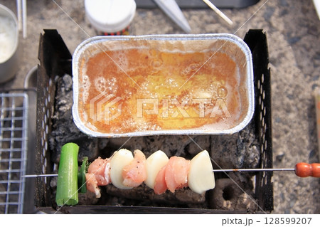 滋賀県琵琶湖　湖岸緑地のキャンプと比叡山比良山系 128599207