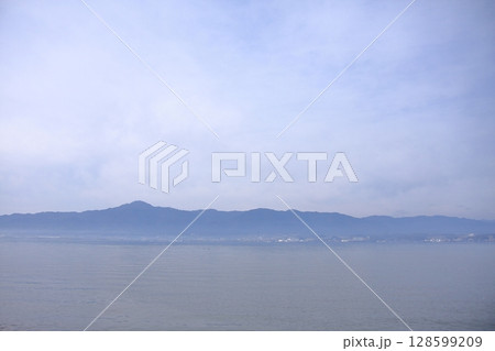 滋賀県琵琶湖 湖岸緑地のキャンプと比叡山比良山系 滋賀県琵琶湖 湖岸緑地のキャンプと比叡山比良山系 128599209