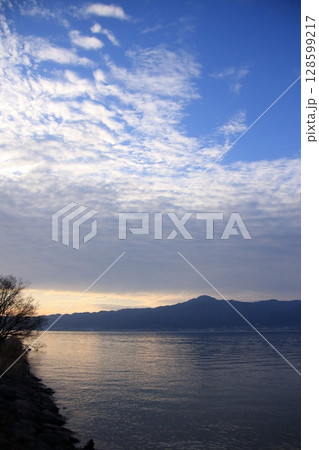 滋賀県琵琶湖 湖岸緑地のキャンプと比叡山比良山系 滋賀県琵琶湖 湖岸緑地のキャンプと比叡山比良山系 128599217