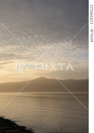 滋賀県琵琶湖 湖岸緑地のキャンプと比叡山比良山系 滋賀県琵琶湖 湖岸緑地のキャンプと比叡山比良山系 128599222