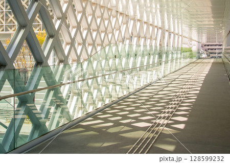 大分県立美術館への渡廊下 128599232