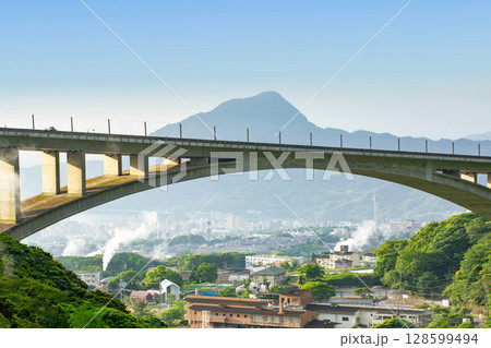 別府明晩温泉と大分自動車道と別府湾 128599494