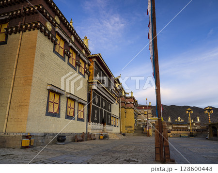 中国・香格里拉 夕暮れ時のソンツェリン寺(松賛林寺) Songzanlin Temple 中国・香格里拉 夕暮れ時のソンツェリン寺(松賛林寺) Songzanlin Temple 128600448