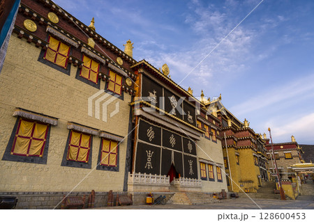 中国・香格里拉 夕暮れ時のソンツェリン寺(松賛林寺) Songzanlin Temple 中国・香格里拉 夕暮れ時のソンツェリン寺(松賛林寺) Songzanlin Temple 128600453