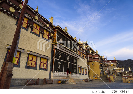 中国・香格里拉 夕暮れ時のソンツェリン寺(松賛林寺) Songzanlin Temple 中国・香格里拉 夕暮れ時のソンツェリン寺(松賛林寺) Songzanlin Temple 128600455