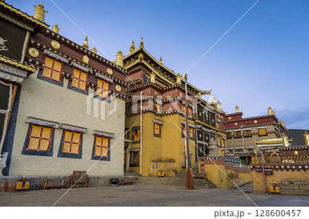 中国・香格里拉　夕暮れ時のソンツェリン寺（松賛林寺）  Songzanlin Temple 128600457