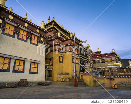 中国・香格里拉 夕暮れ時のソンツェリン寺(松賛林寺) Songzanlin Temple 中国・香格里拉 夕暮れ時のソンツェリン寺(松賛林寺) Songzanlin Temple 128600459