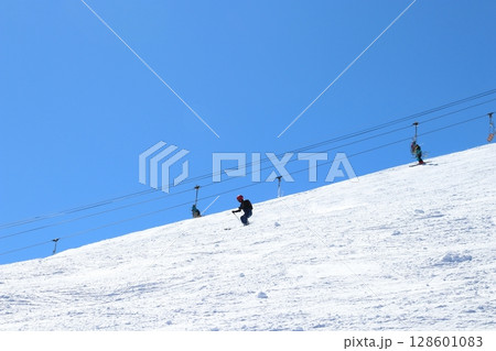 白馬八方尾根スキー場兎平コブとスキーヤー 128601083