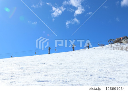 白馬八方尾根スキー場兎平コブとスキーヤー 白馬八方尾根スキー場兎平コブとスキーヤー 128601084