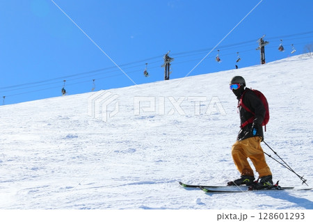 白馬八方尾根スキー場兎平コブとスキーヤー 128601293