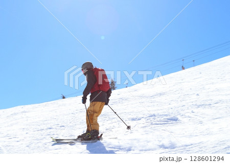 白馬八方尾根スキー場兎平コブとスキーヤー 128601294